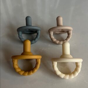 Bundle Set of 4 Itzy Ritzy Silicone Pacifiers